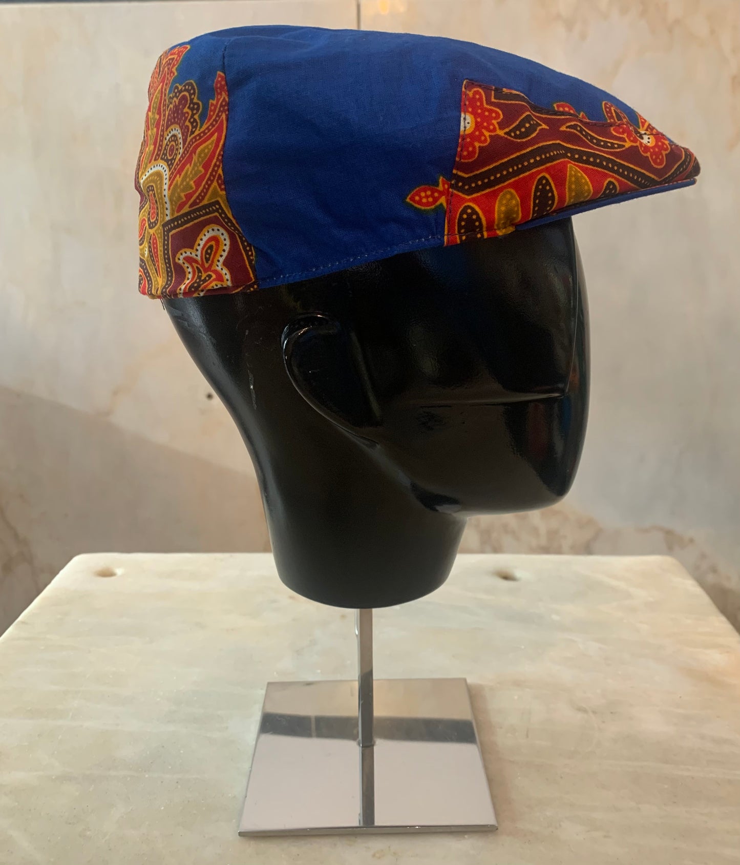 Boina Azul com Padrão